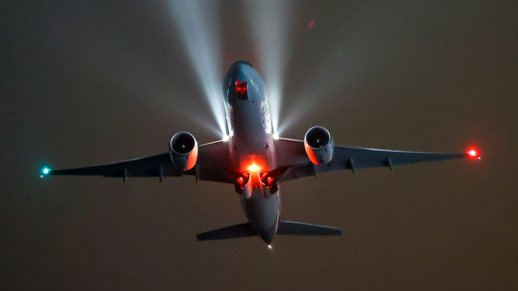 Ein Frachtflugzeug startet vom Flughafen.
