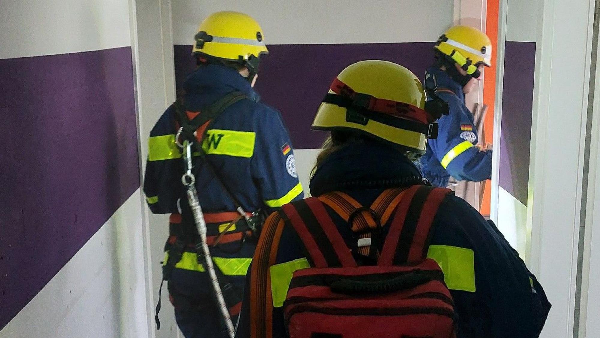 Nach einer Explosion erkunden THW-Helfer ein Haus.