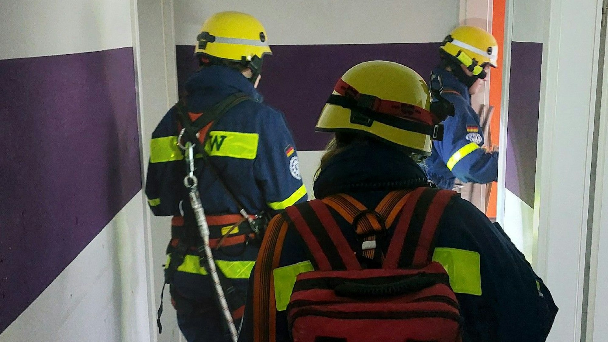 Nach einer Explosion erkunden THW-Helfer ein Haus.