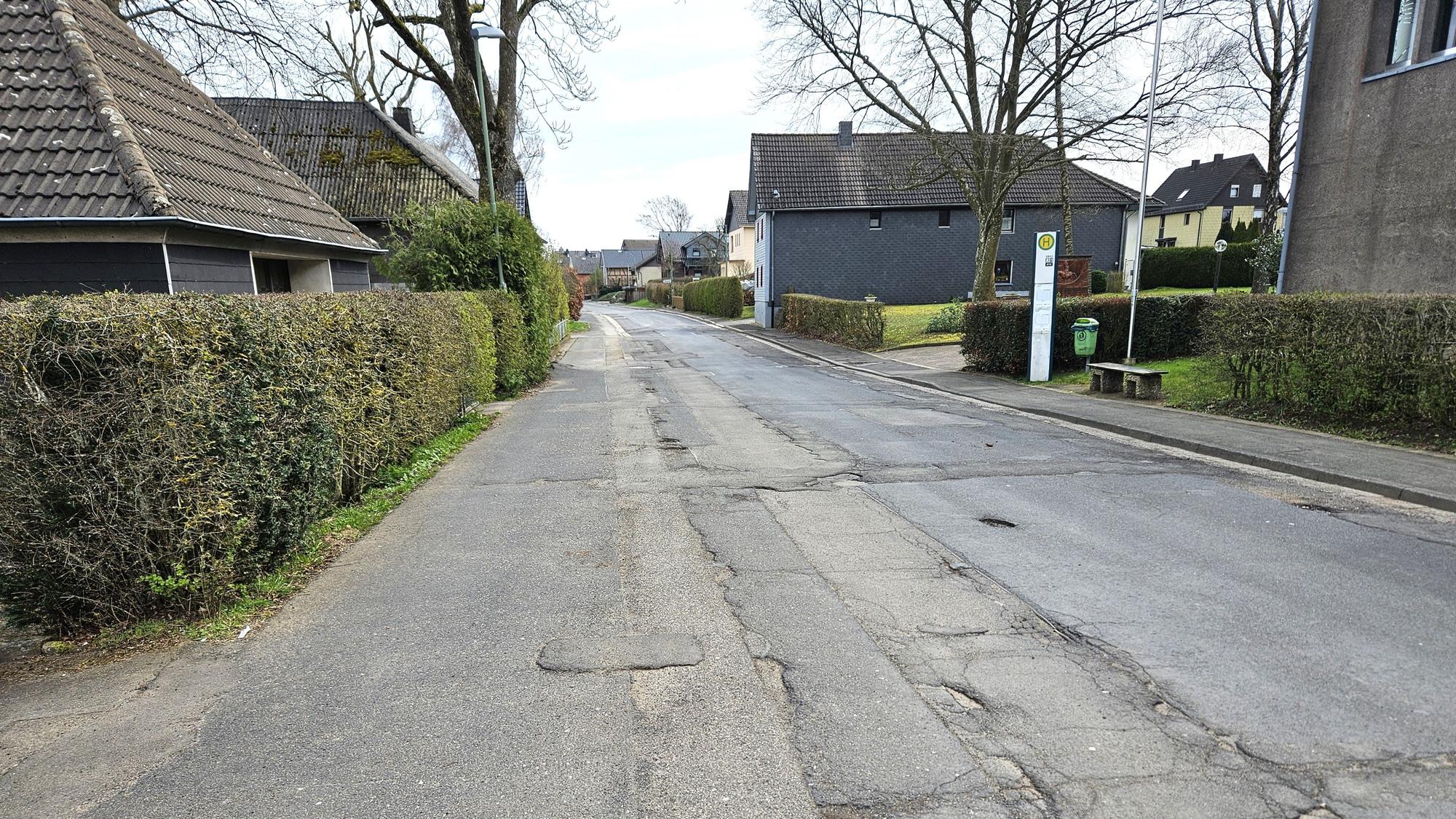 Blick auf die Ortsdurchfahrt mit der mehrfach geflickten Straße.