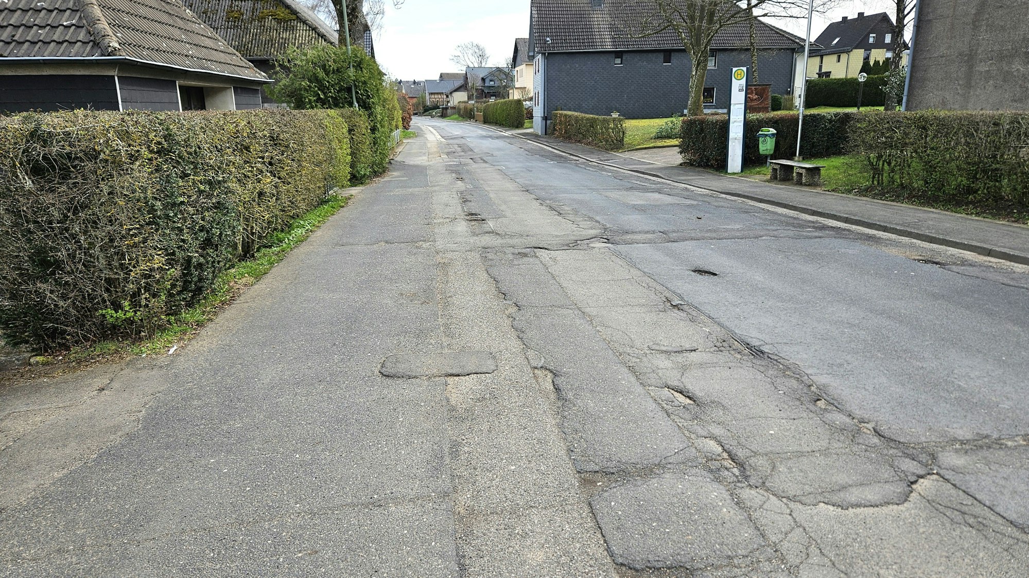 Die Ortsdurchfahrt von Herhahn ist an mehreren Stellen geflickt.
