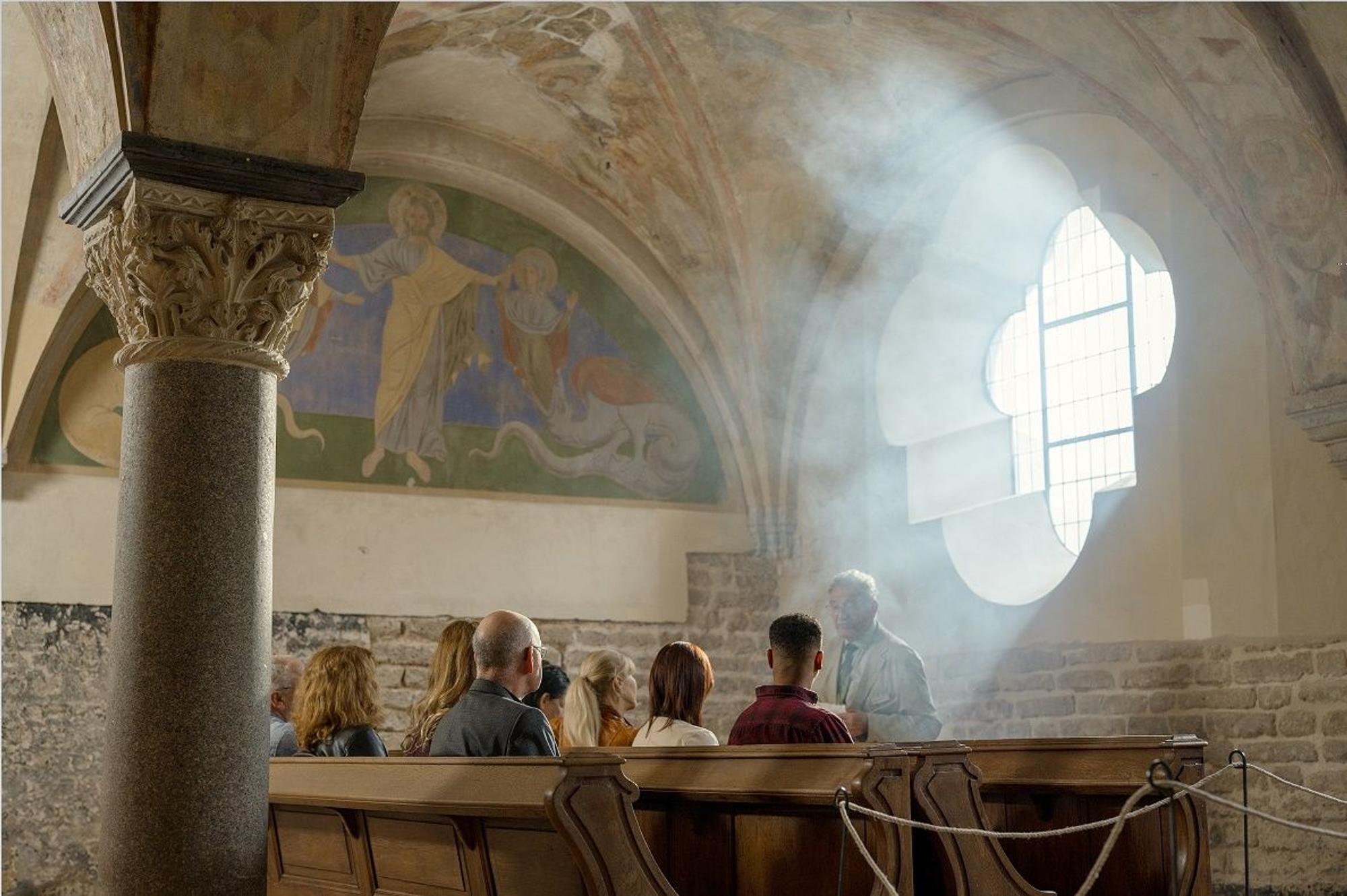 Die Abteikirche weist eine romanische Architektur auf, die sie zu einer Besonderheit im Rheinland erhebt.