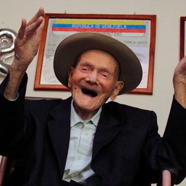 Ein Bild des Venezolaners Juan Vicente Pérez Mora, aufgenommen im Januar 2022, als er 112 Jahre alt war. Er lacht und hält die Hände in die Höhe