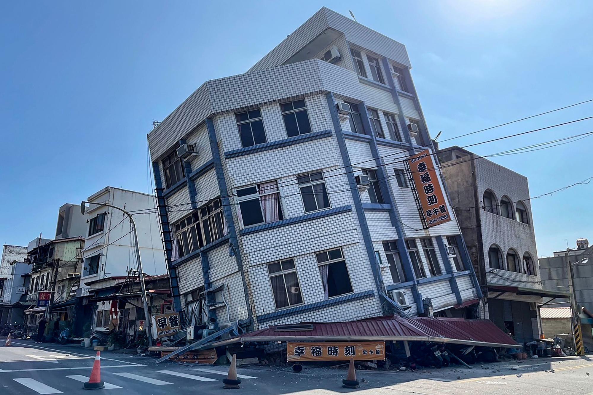 In der taiwanesischen Hafenstadt Hualien wurden zahlreiche Gebäude zerstört, einige gerieten in Schieflage.
