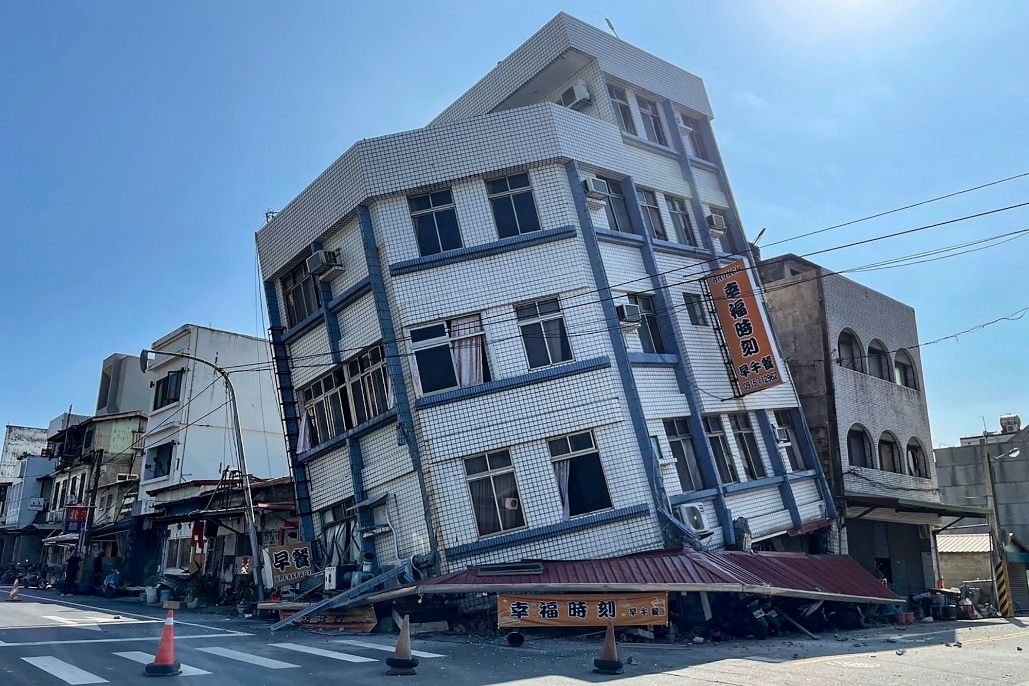 In der taiwanesischen Hafenstadt Hualien wurden zahlreiche Gebäude zerstört, einige gerieten in Schieflage.