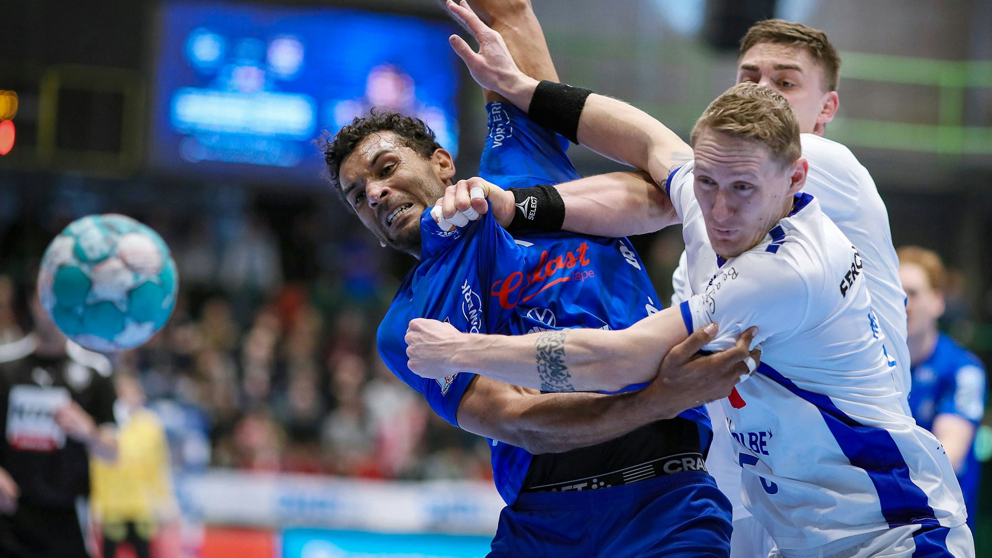 Tilen Kodrin kämpft mit  Djibril M Bengue vom Bergischer HC.