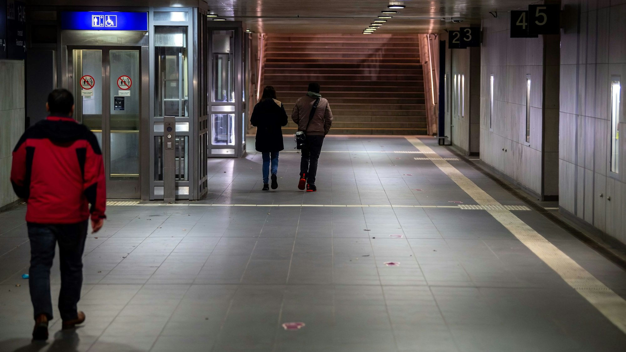 Die Fußgängerunterführung im Bahnhof Euskirchen mit zwei Personenaufzügen und der Treppe, die zum Bahnhofsvorplatz führt.
