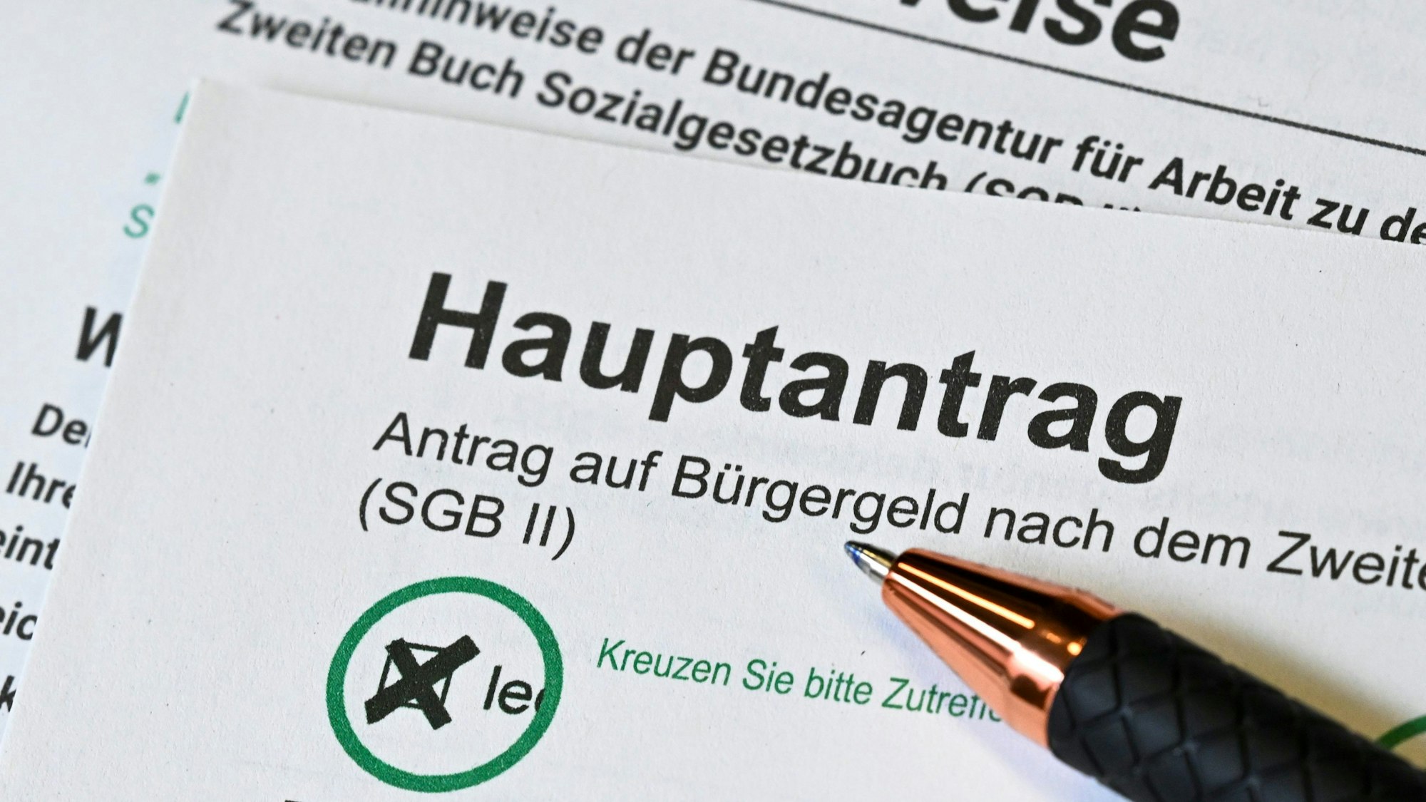 Im Jobcenter Tempelhof-Schöneberg liegt ein Antrag auf Bürgergeld und dazu passende Ausfüllhinweise.