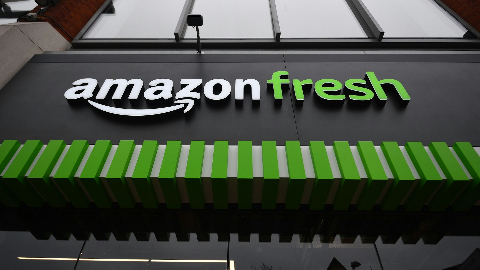 Der Eingang des Amazon-Fresh-Ladens in Ealing, West London.