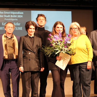 Zu sehen sind die Beteiligten der Preisverleihung.