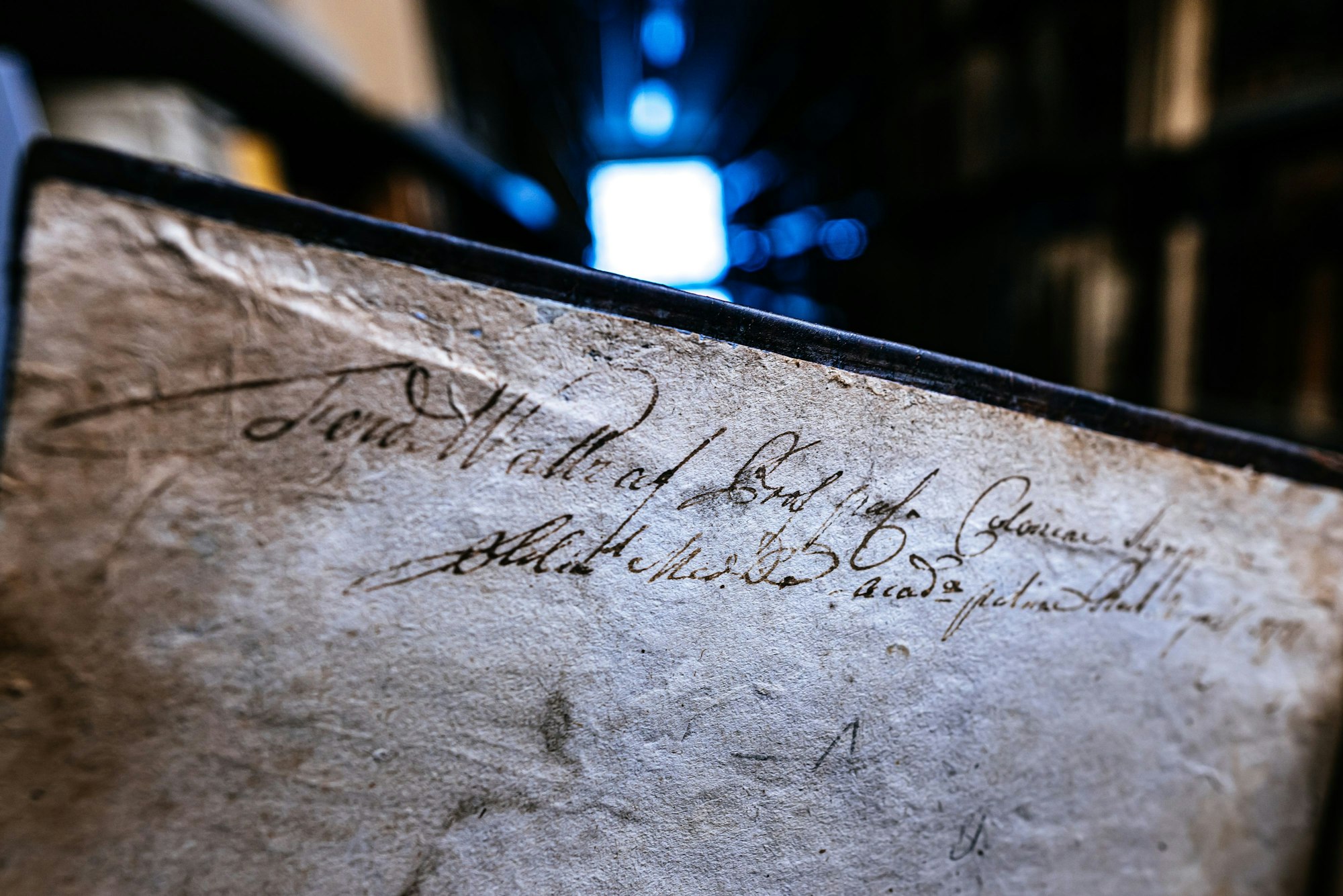 Spuren des leidenschaftlichen Sammlers: In einigen Büchern finden sich Notizen von Wallraf persönlich.