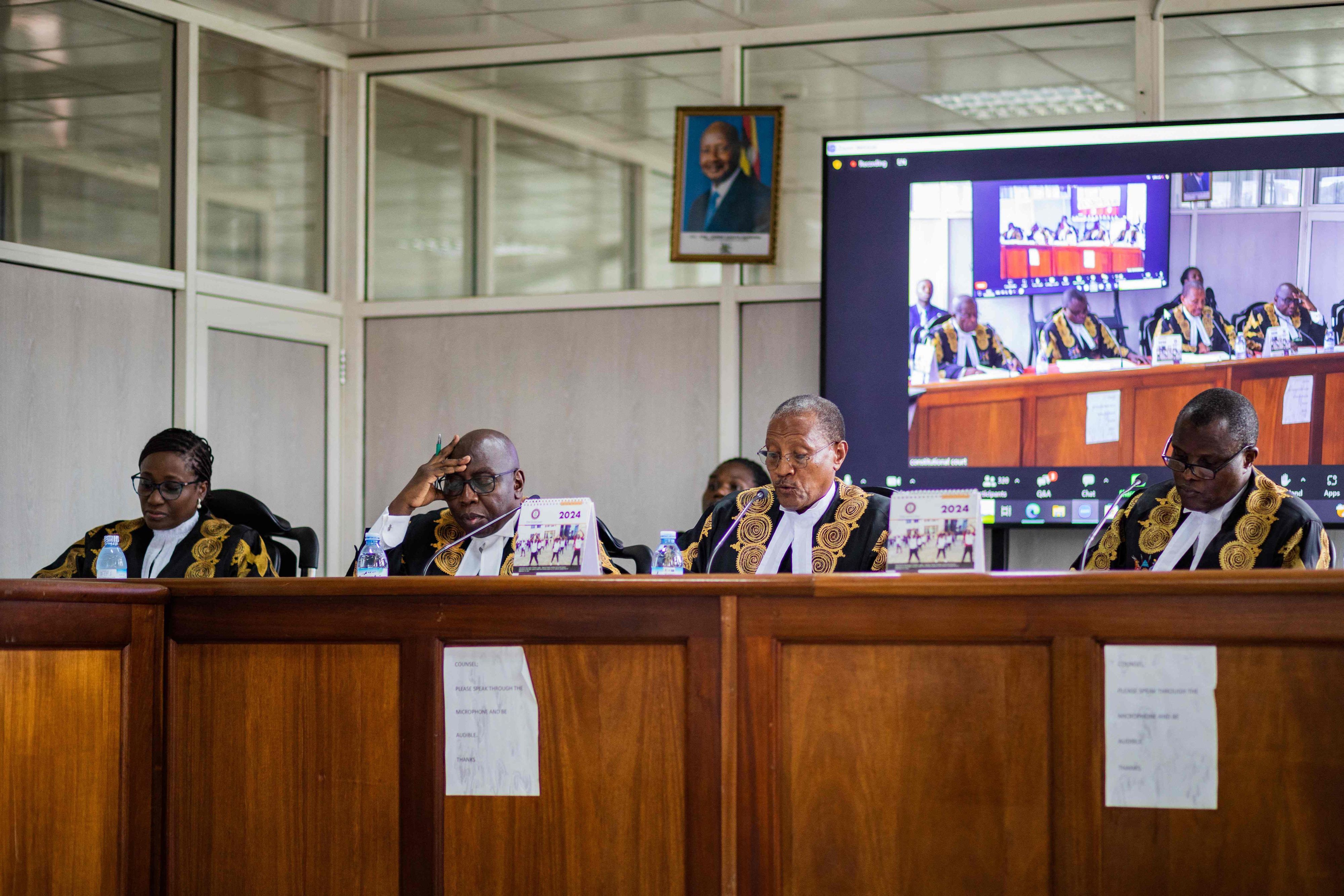 Ugandas stellvertretender Oberster Richter und Leiter des Gerichts Buteera (2.v.r.) verkündet zusammen mit fünf weiteren Richtern am 3. April 2024 in Kampala ein Urteil über die konsolidierten Petitionen, die die Verfassungsmäßigkeit des Anti-Homosexualitätsgesetzes anfechten.