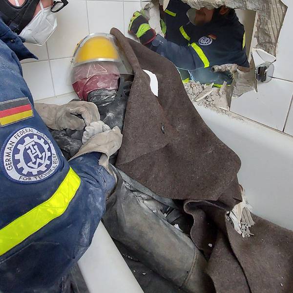 Durch einen Durchbruch in der Wand retten THW-Einsatzkräfte bei der Übung einen „Verletzten“ aus der Badewanne.