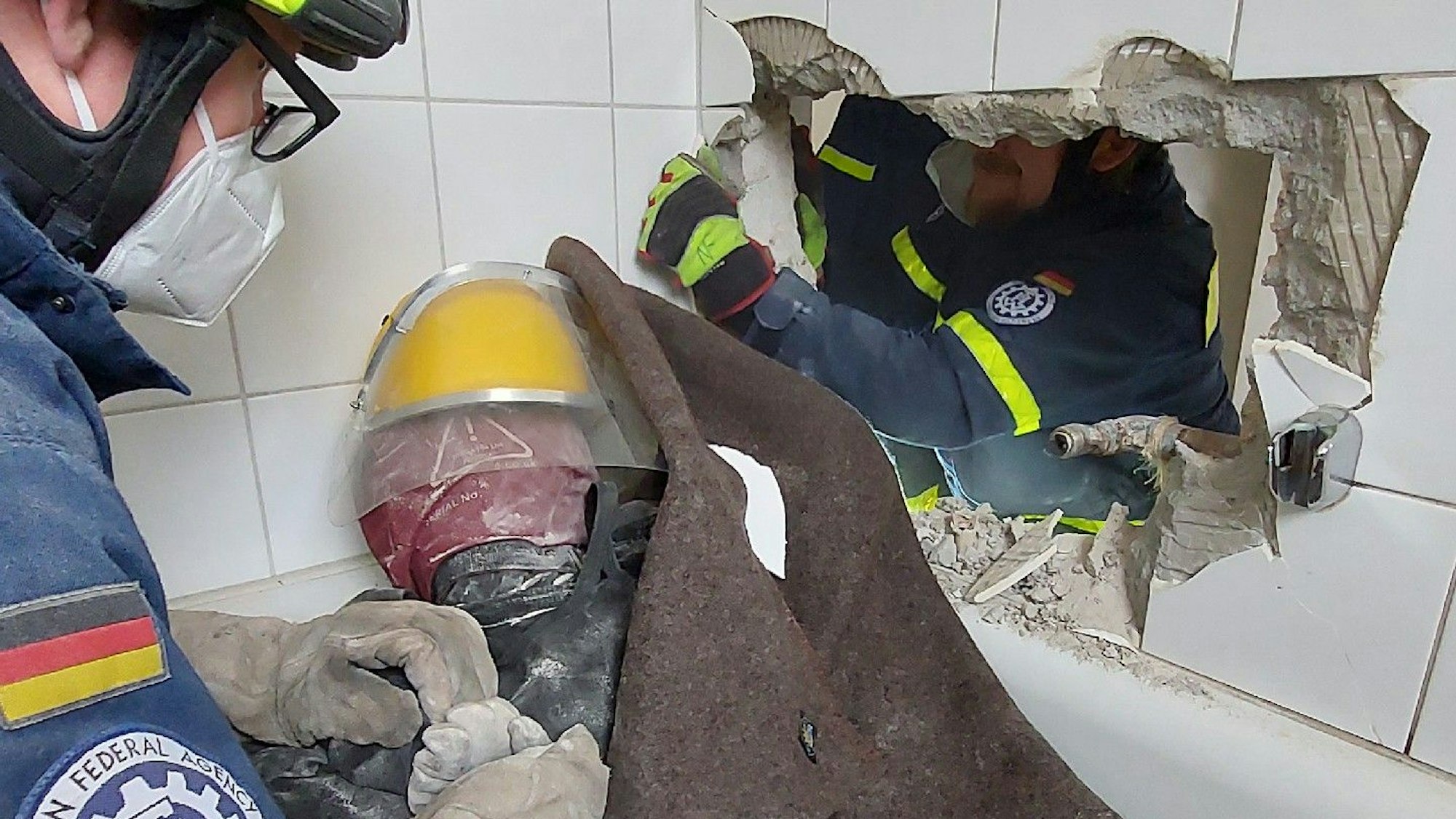 Durch einen Durchbruch in der Wand retten THW-Einsatzkräfte bei der Übung einen „Verletzten“ aus der Badewanne.