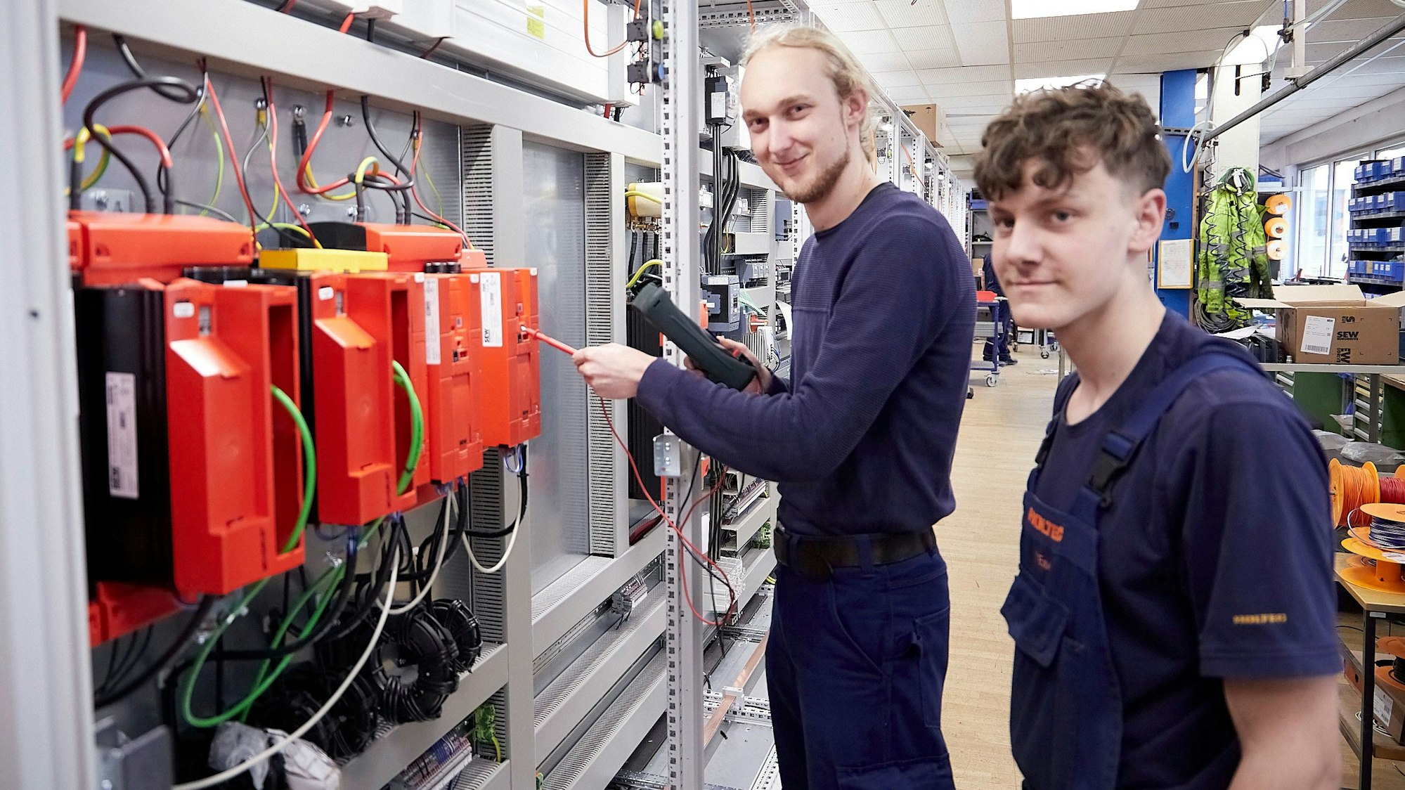 Zwei Auszubildende stehen an einer Anlage der Firma Holtec in Hellenthal-Blumenthal.