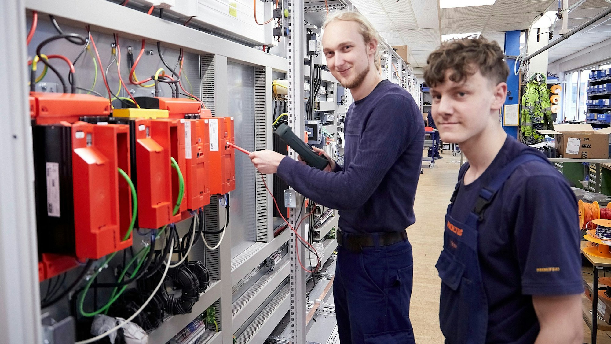 Zwei Auszubildende stehen an einer Anlage der Firma Holtec in Hellenthal-Blumenthal.