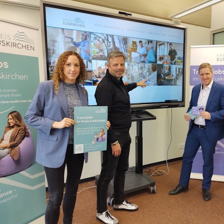 Laura Meyer, Max Samer, Markus Ramers und Iris Poth stehen vor einem großen Bildschirm, an dem Samer das neue Karriereportal erklärte.