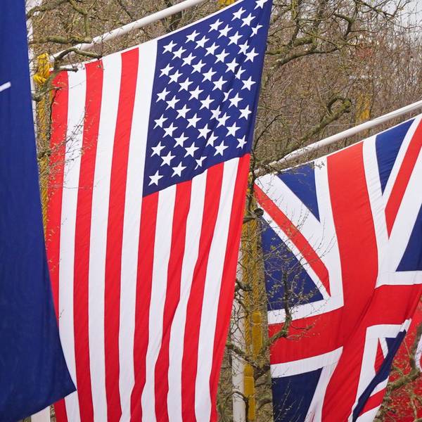 London: Die Nationalfahnen der USA und des Vereinigten Königreichs hängen neben der Nato-Fahne entlang der Mall zur Feier des 75-jährigen Bestehens der Nordatlantikvertragsorganisation.