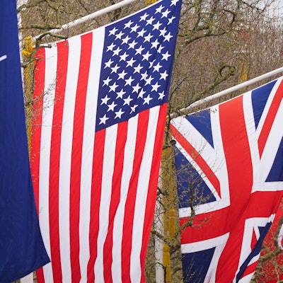 London: Die Nationalfahnen der USA und des Vereinigten Königreichs hängen neben der Nato-Fahne entlang der Mall zur Feier des 75-jährigen Bestehens der Nordatlantikvertragsorganisation.