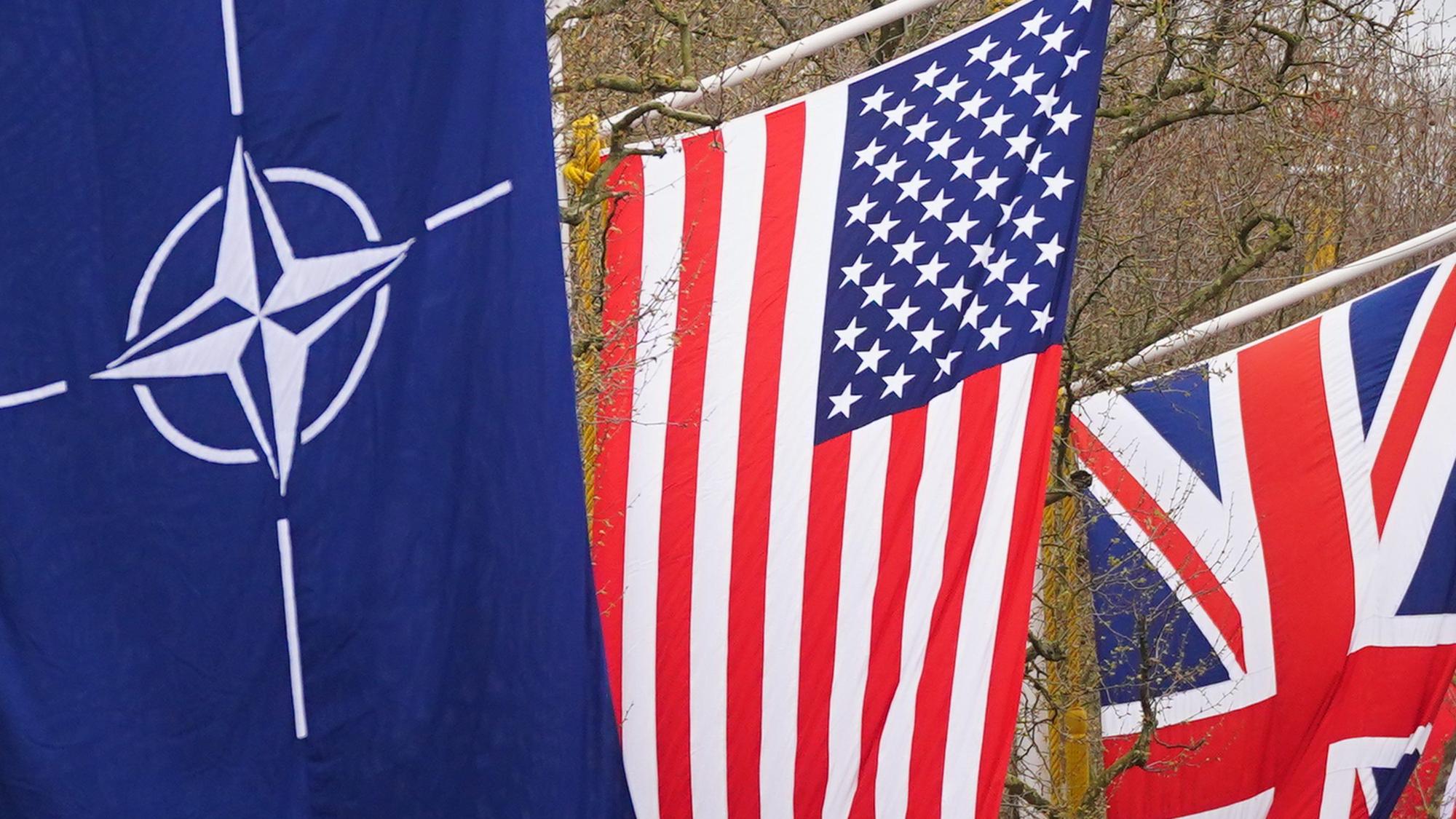 London: Die Nationalfahnen der USA und des Vereinigten Königreichs hängen neben der Nato-Fahne entlang der Mall zur Feier des 75-jährigen Bestehens der Nordatlantikvertragsorganisation.