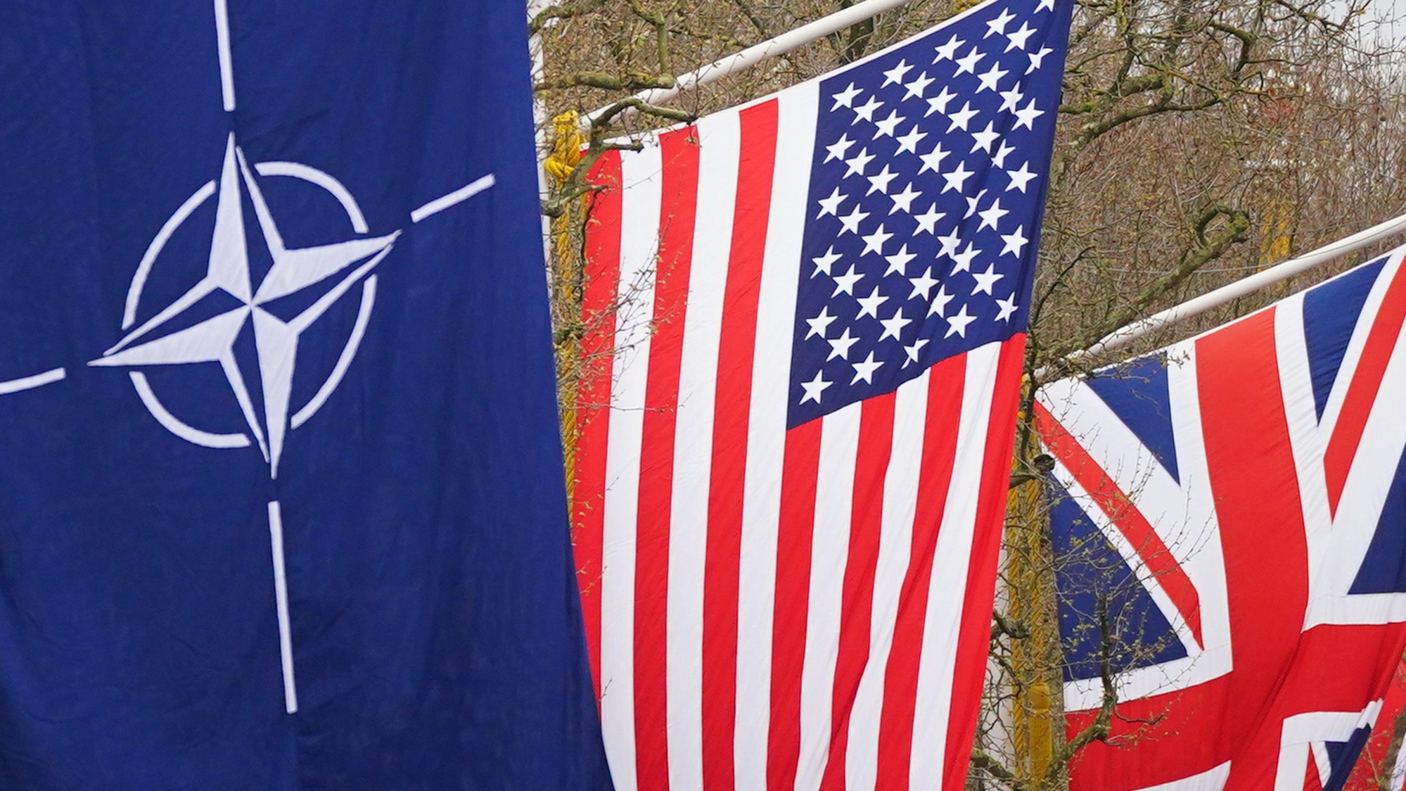 London: Die Nationalfahnen der USA und des Vereinigten Königreichs hängen neben der Nato-Fahne entlang der Mall zur Feier des 75-jährigen Bestehens der Nordatlantikvertragsorganisation.