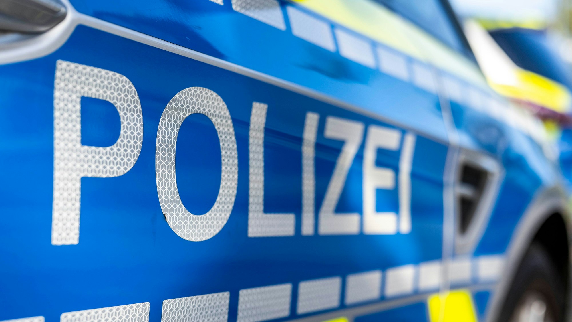 An der Tür von einem Streifenwagen steht der Schriftzug «Polizei».