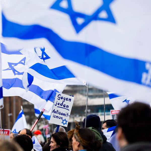 Menschen protestieren gegen Antisemitismus und für Solidarität mit Israel, hier bei einer Kundgebung in Berlin. (Symbolbild)