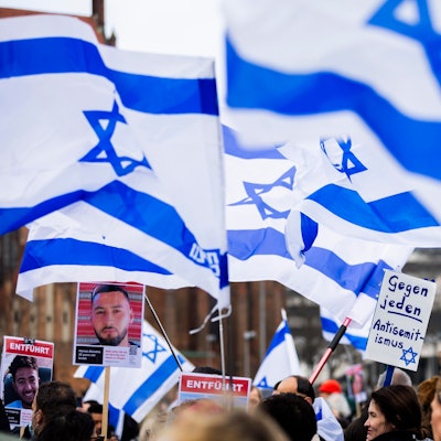 Menschen protestieren gegen Antisemitismus und für Solidarität mit Israel, hier bei einer Kundgebung in Berlin. (Symbolbild)