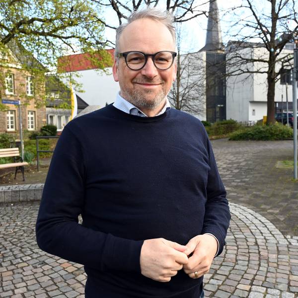 Christoph Waffenschmidt, ehemaliger Bürgermeister von Waldbröl, kehrt oft in seine Heimstadt zurück. Er freut sich, dass sich die Mitte der Marktstadt sehr zum Positiven gewandelt habe. Hier steht er auf dem Zuccalmaglio-Platz.