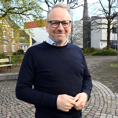 Christoph Waffenschmidt, ehemaliger Bürgermeister von Waldbröl, kehrt oft in seine Heimstadt zurück. Er freut sich, dass sich die Mitte der Marktstadt sehr zum Positiven gewandelt habe. Hier steht er auf dem Zuccalmaglio-Platz.