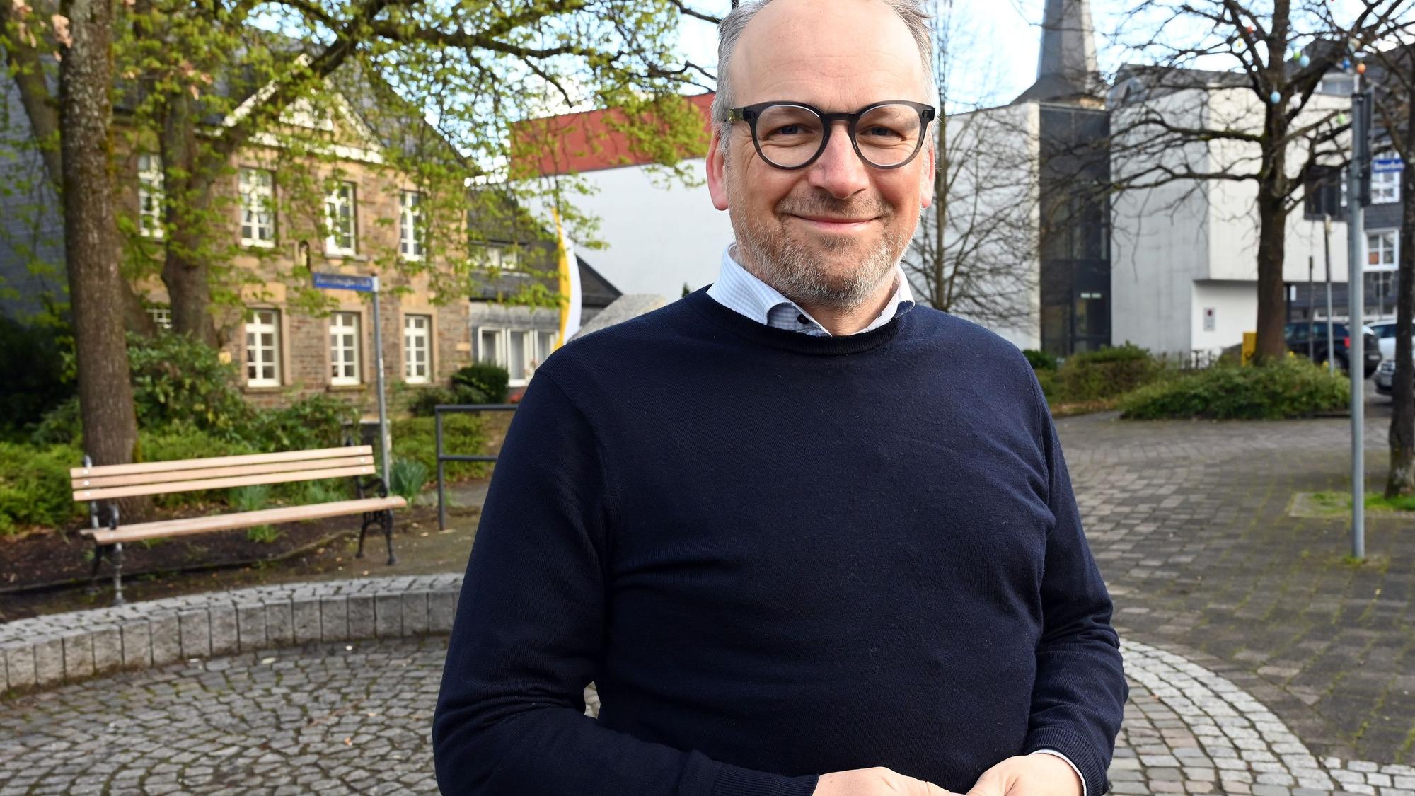 Christoph Waffenschmidt, ehemaliger Bürgermeister von Waldbröl, kehrt oft in seine Heimstadt zurück. Er freut sich, dass sich die Mitte der Marktstadt sehr zum Positiven gewandelt habe. Hier steht er auf dem Zuccalmaglio-Platz.