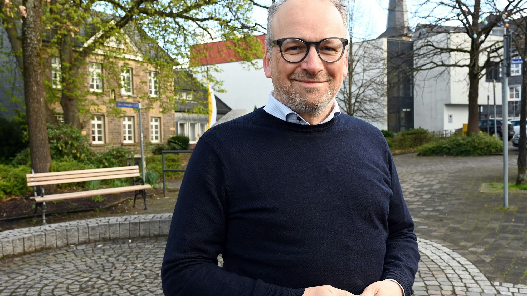 Christoph Waffenschmidt, ehemaliger Bürgermeister von Waldbröl, kehrt oft in seine Heimstadt zurück. Er freut sich, dass sich die Mitte der Marktstadt sehr zum Positiven gewandelt habe. Hier steht er auf dem Zuccalmaglio-Platz.