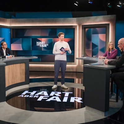 Die ARD-Talkshow „Hart aber fair“ ist in der Osterpause, Moderator Louis Klamroth (m.) kehrt erst Ende April zurück. (Symbolbild)