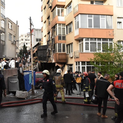 Feuerwehrleute arbeiten am Ort eines Brandausbruchs.
