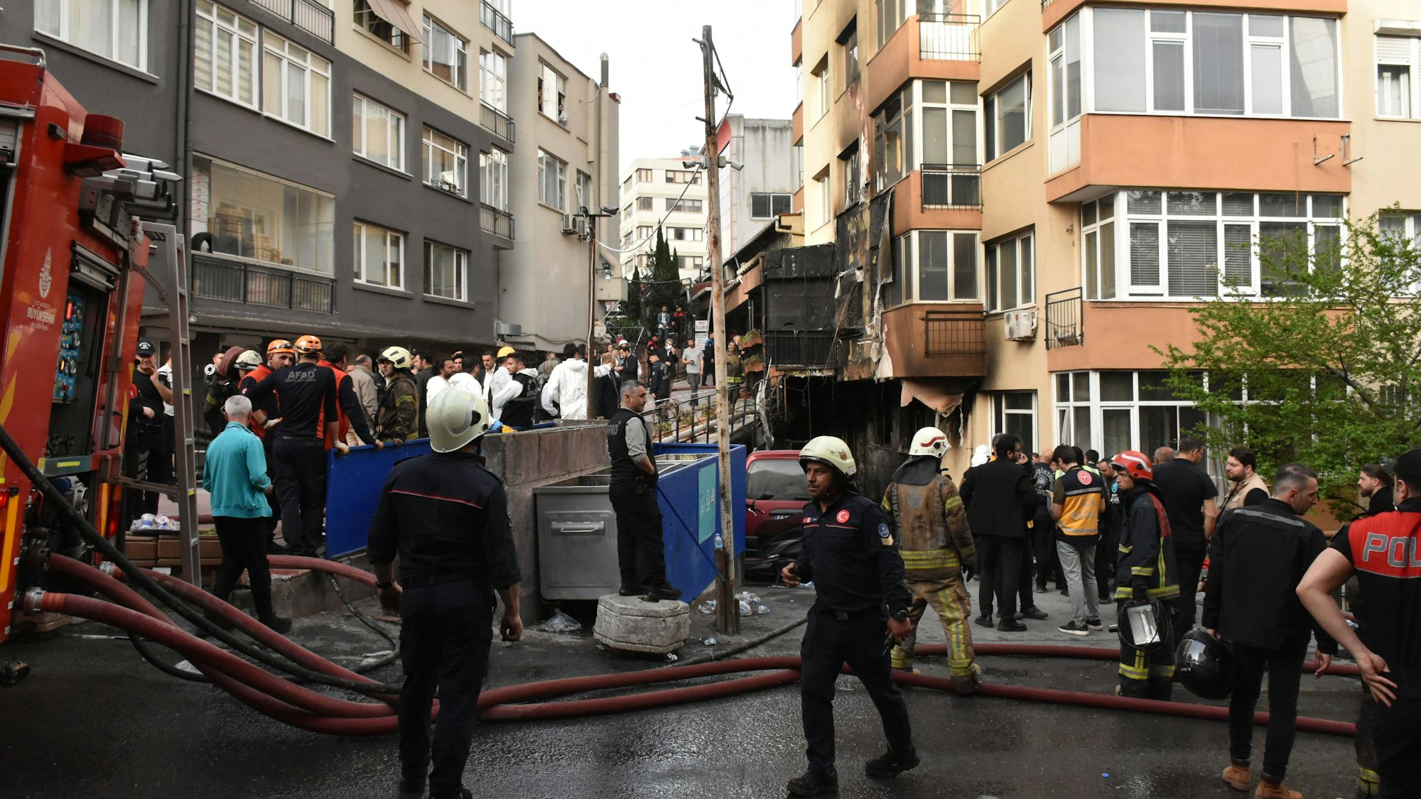 Feuerwehrleute arbeiten am Ort eines Brandausbruchs.