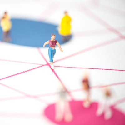 Weibliche Spielfiguren stehen auf verschiedenen Positionen in einem Netz