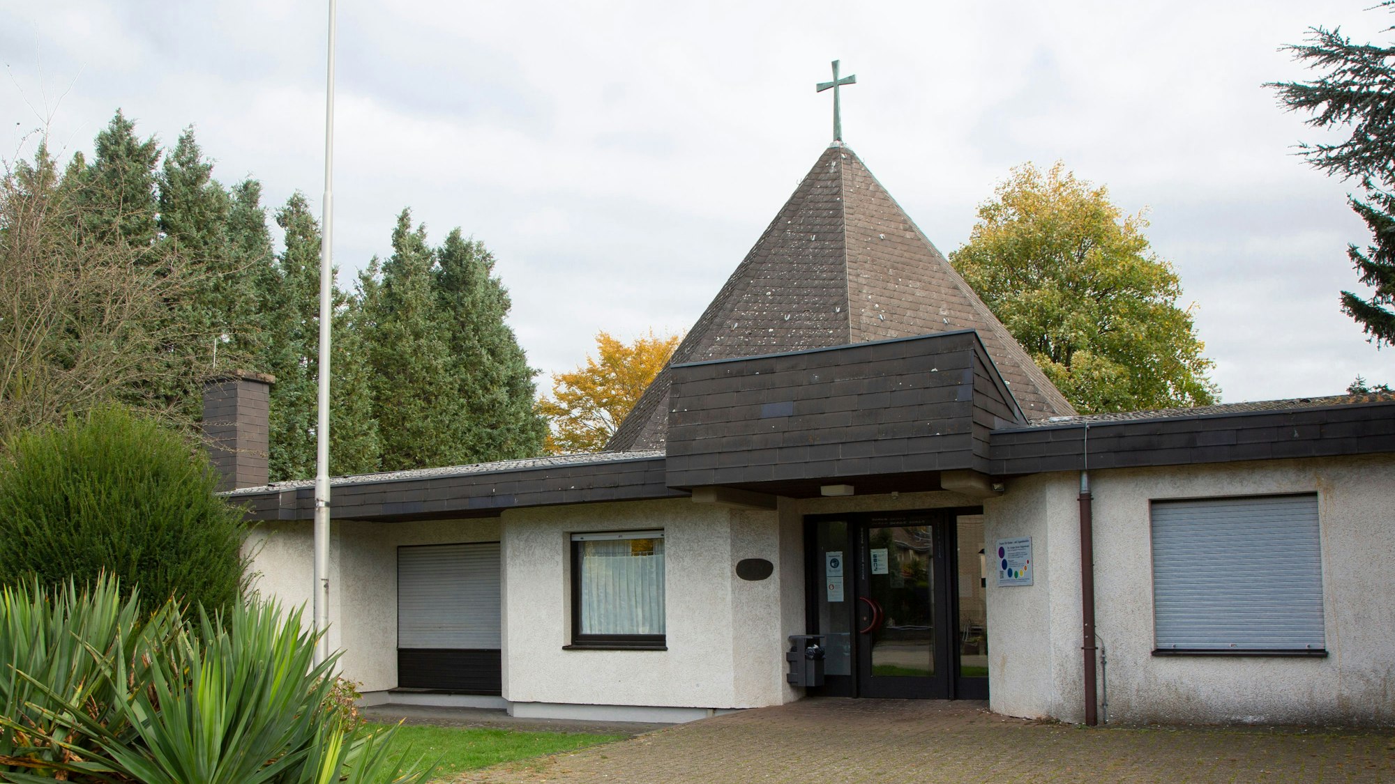 Die entweihte Thomaskirche in Meschenich braucht dringend eine Dachsanierung.