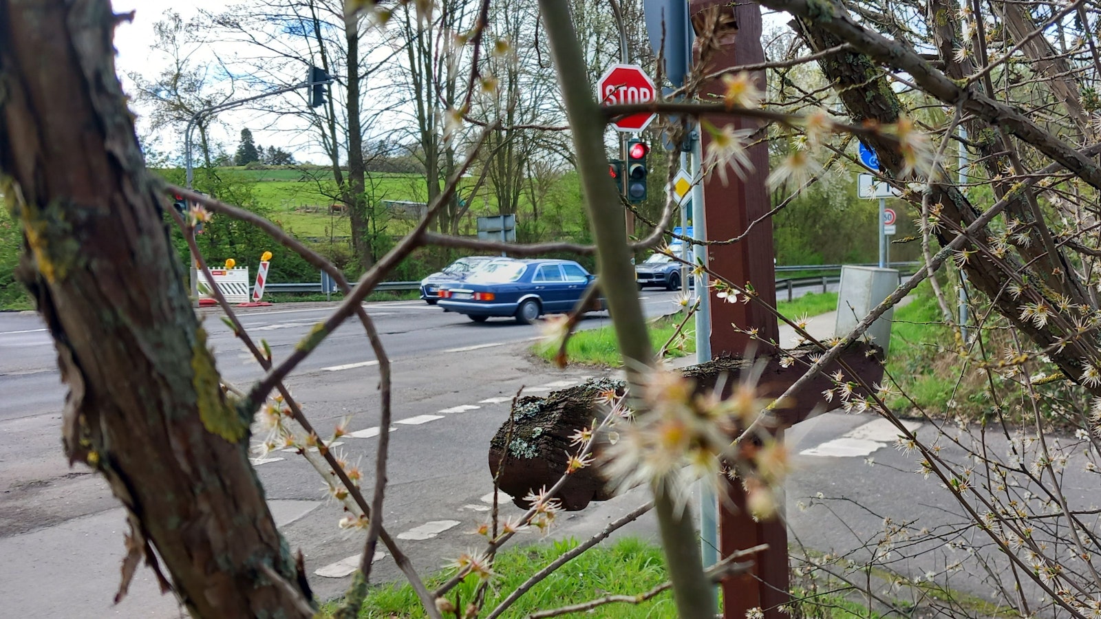 Holzkreuz an der Ampelkreuzung zwischen Meckenheim und Godesberg, Abzweig Ölmühle in Wachtberg