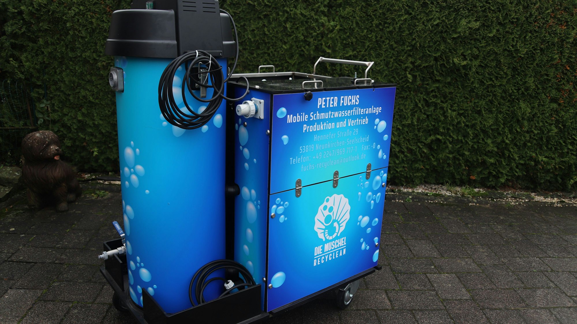 „Die Muschel Recyclean“ eignet sich für die Reinigung von Photovoltaik-Anlagen. Sauger und Filtration sind in einem Gerät untergebracht, das mobil ist.