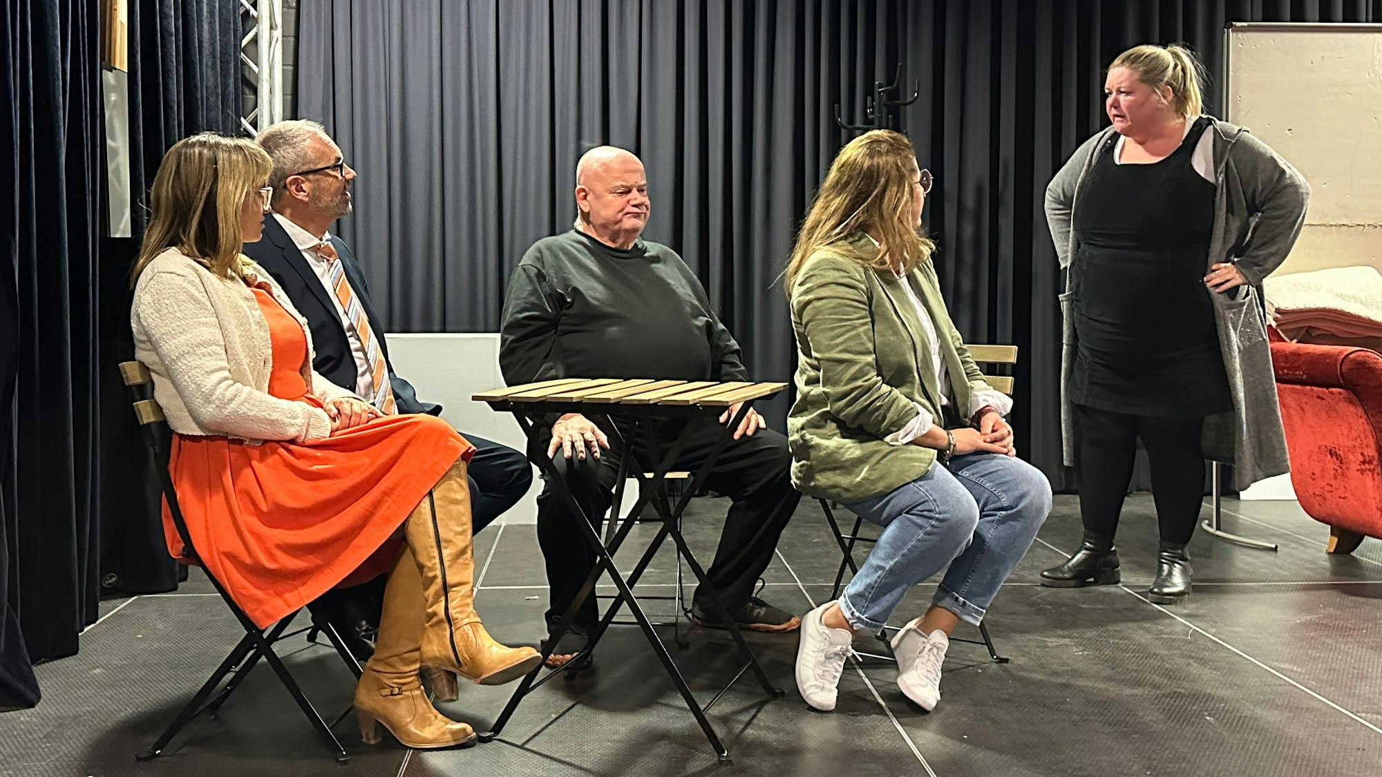 .Zu sehen sind die Schauspieler auf der Bühne.