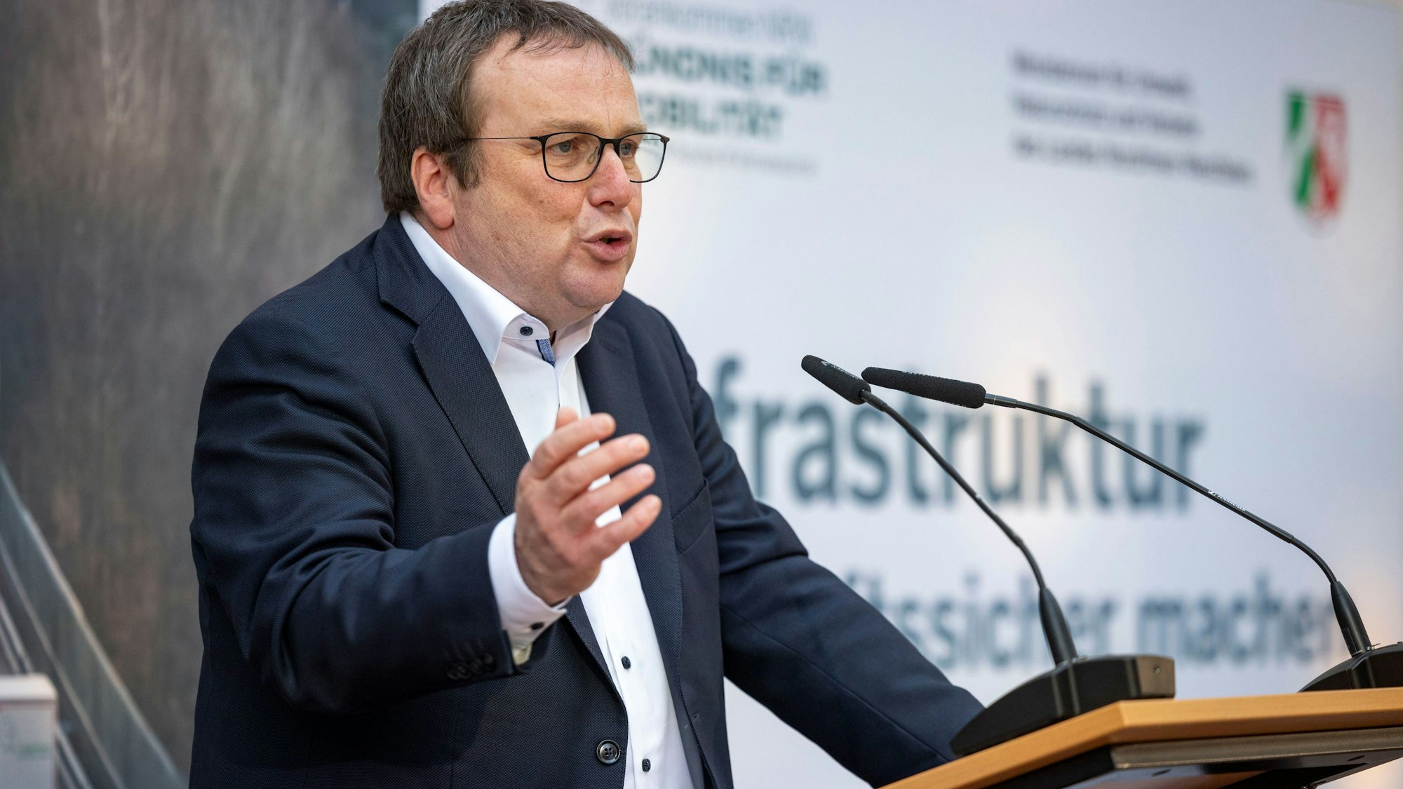 NRW-Verkehrsminister Oliver Krischer (Grüne) ist auch Vorsitzender der Verkehrsministerkonferenz. (Archivbild)