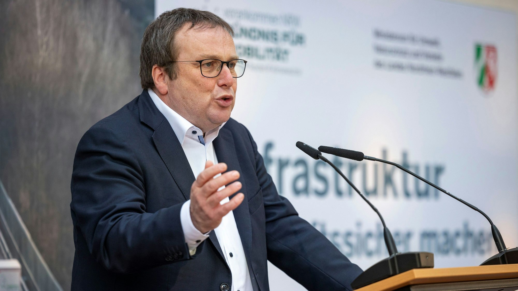 ARCHIV - 15.03.2024, Nordrhein-Westfalen, Düsseldorf: Verkehrsminister Oliver Krischer (Grüne), Ministerium für Umwelt, Naturschutz und Verkehr, spricht bei einer Konferenz des NRW-Verkehrsministeriums zur Infrastruktur im Land. (zu dpa: «NRW-Verkehrsminister fordert Tempo für Infrastrukturfonds») Foto: Christoph Reichwein/dpa +++ dpa-Bildfunk +++