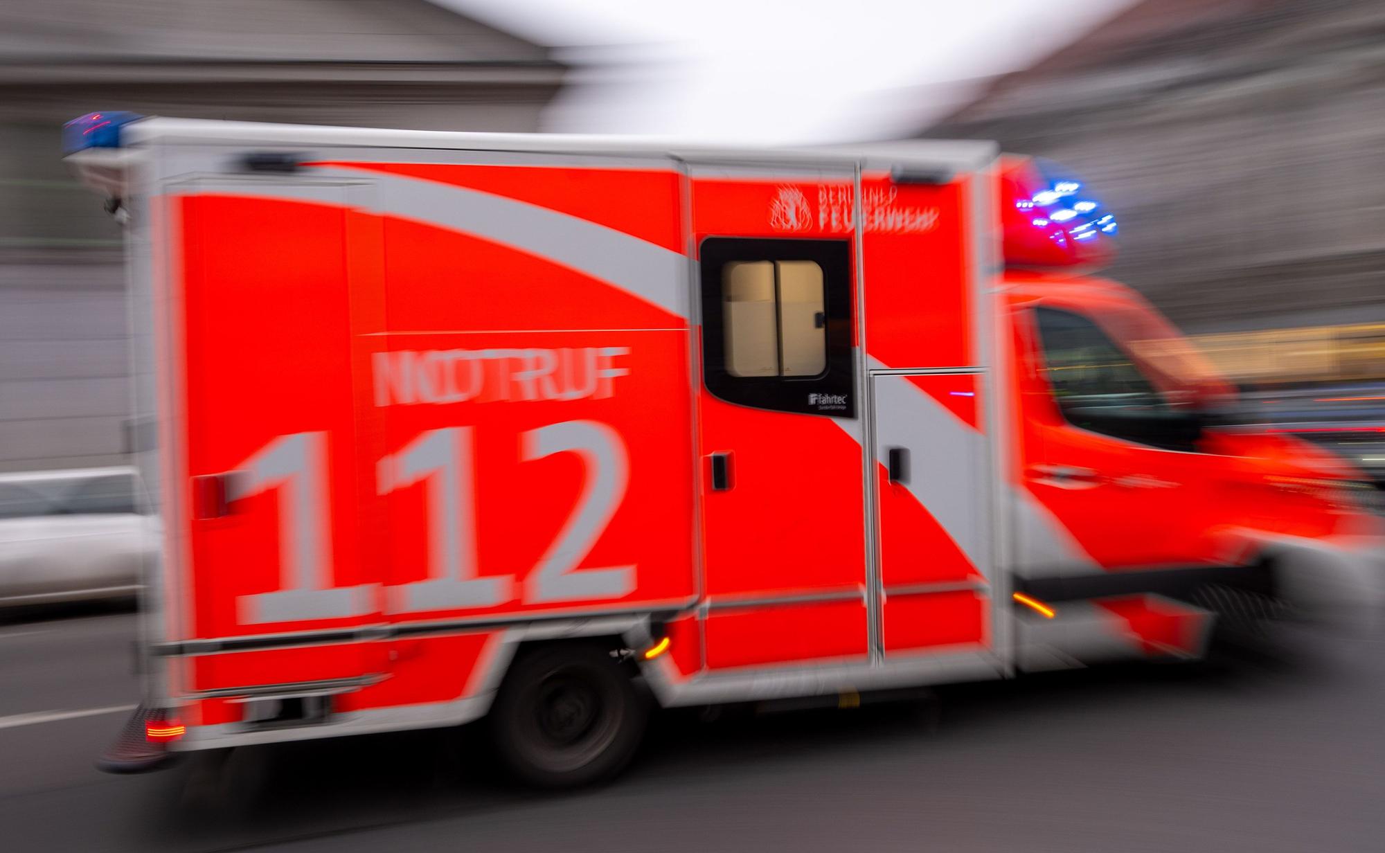 Das Bild zeigt einen Rettungswagen im Einsatz.
