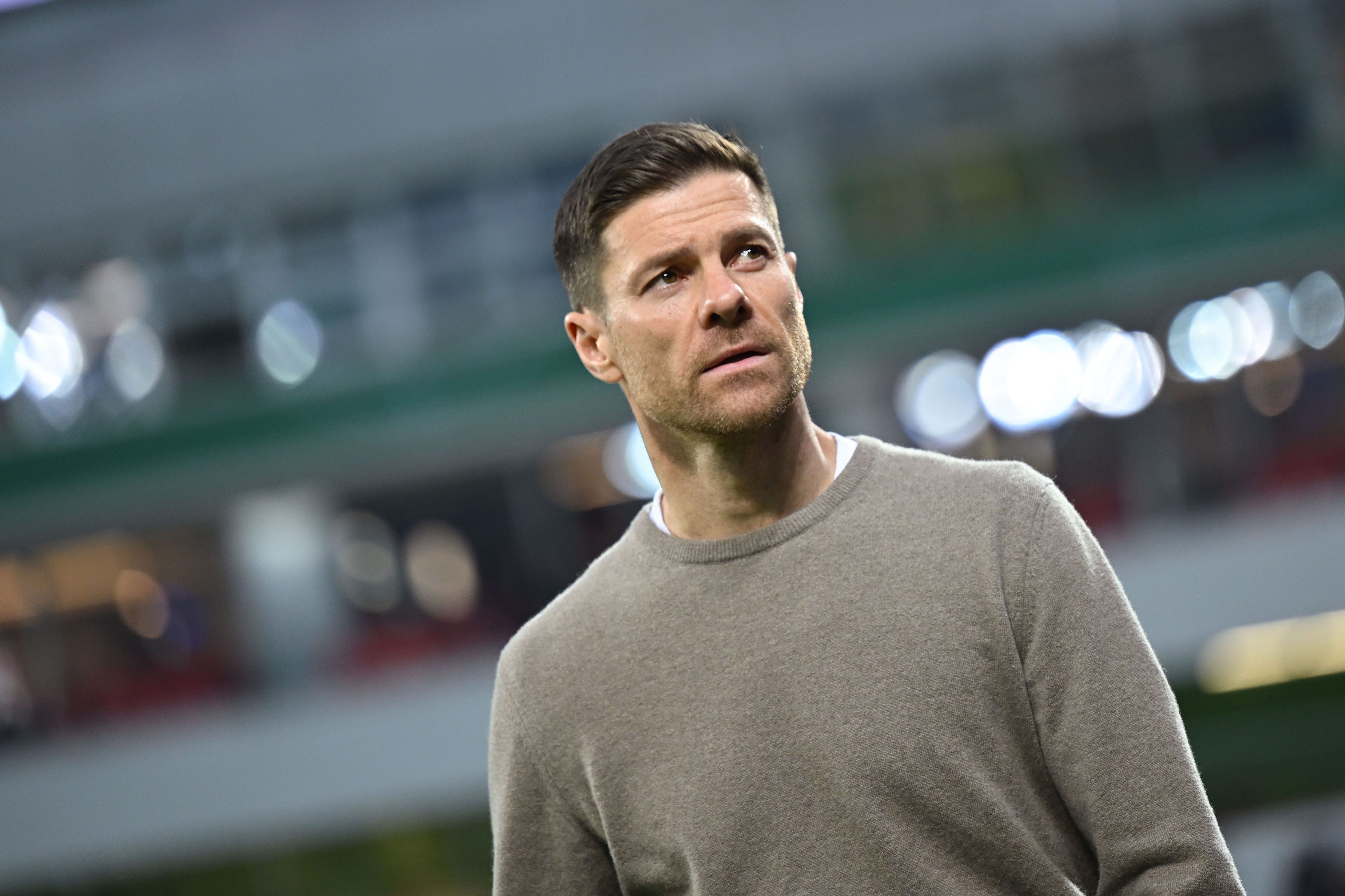Leverkusens Trainer Xabi Alonso steht vor dem Spiel im Stadion.