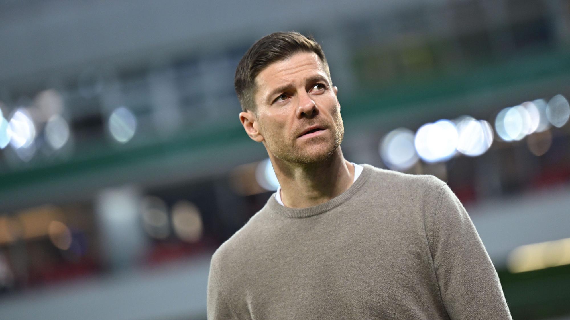 Leverkusens Trainer Xabi Alonso steht vor dem Spiel im Stadion.