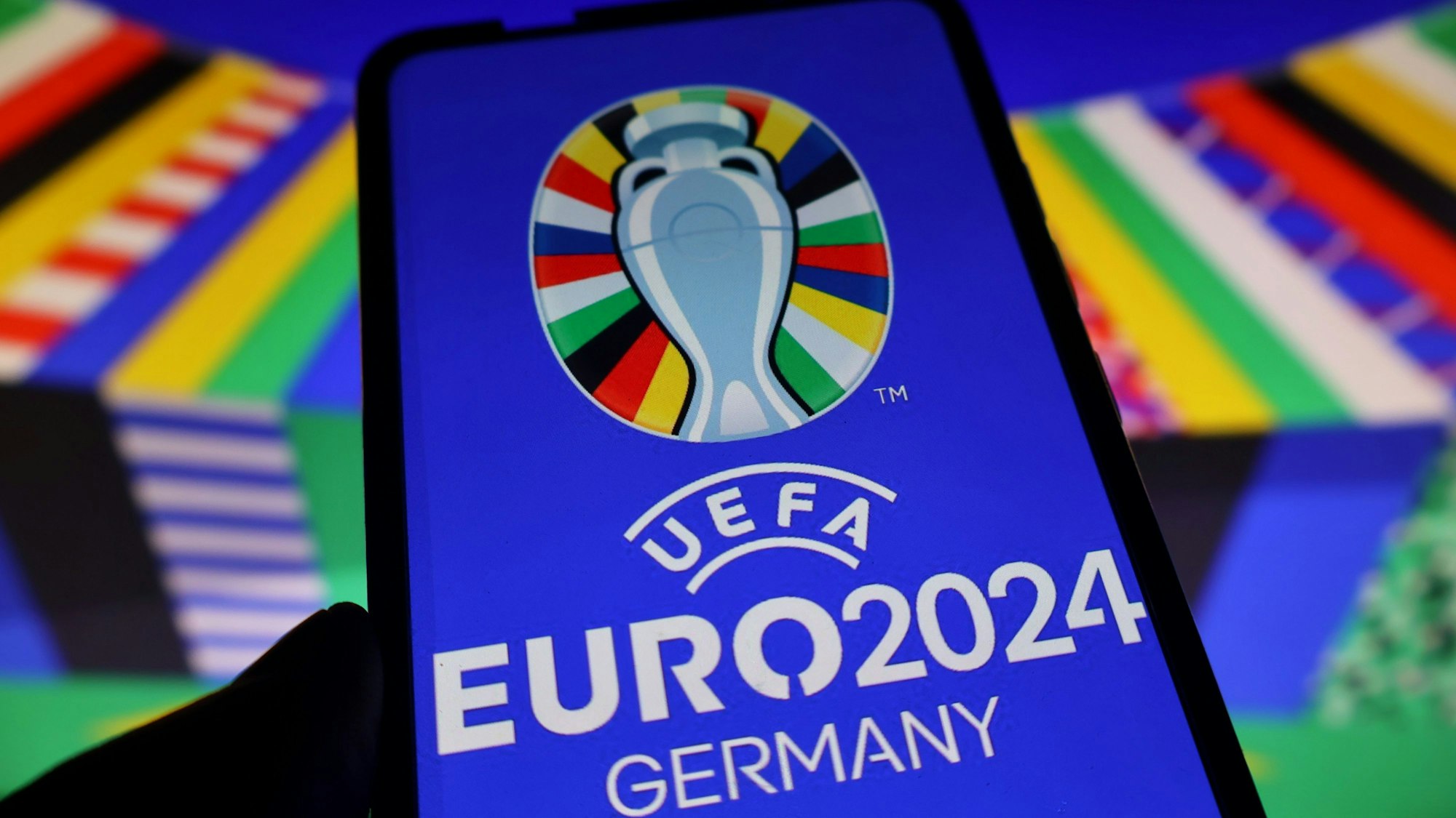Das Logo der UEFA Euro 2024 ist auf einem Smartphone zu sehen.