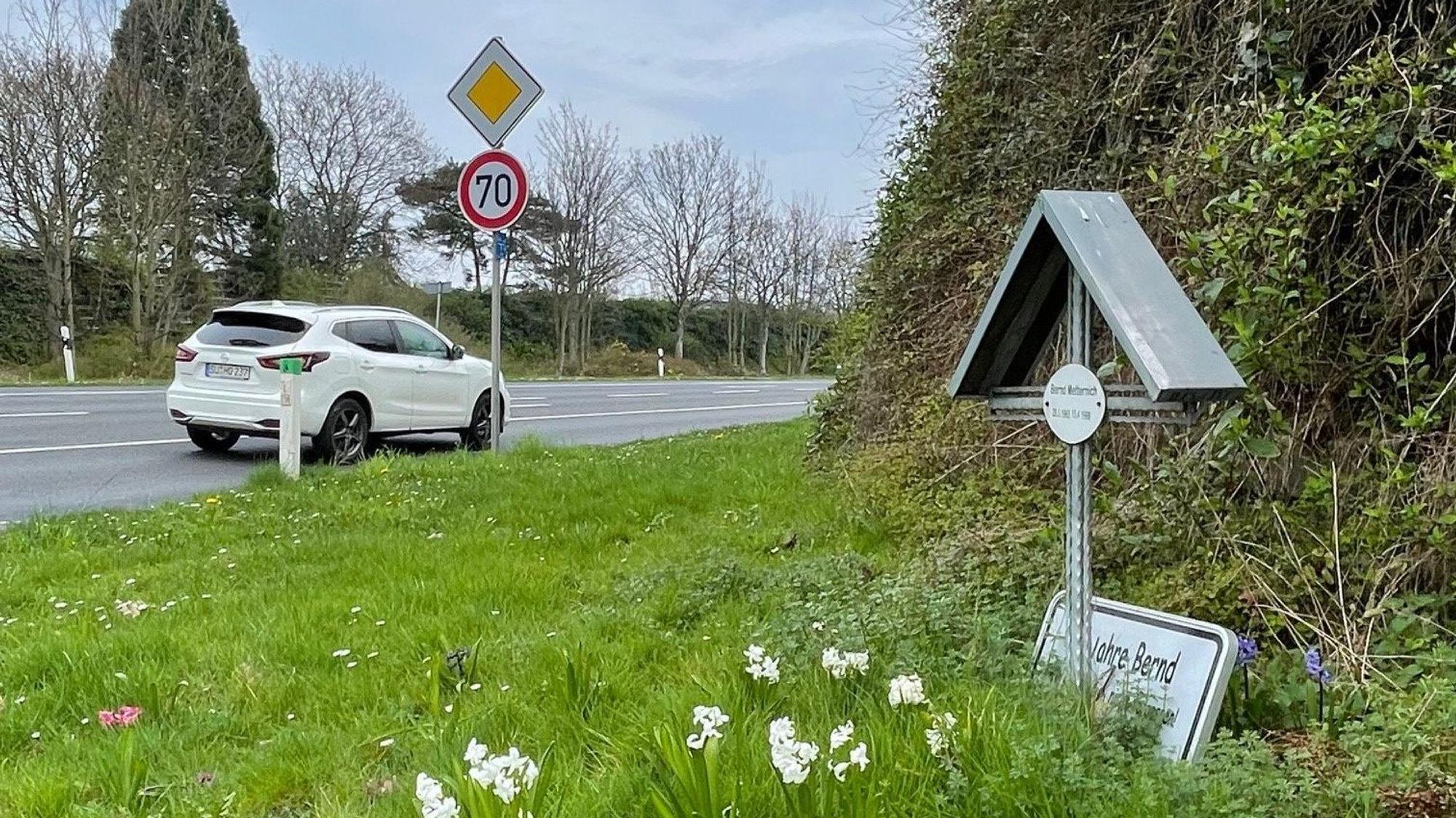 An der Kreuzung Gudenauer Allee erinnert ein Kreuz an Bernd