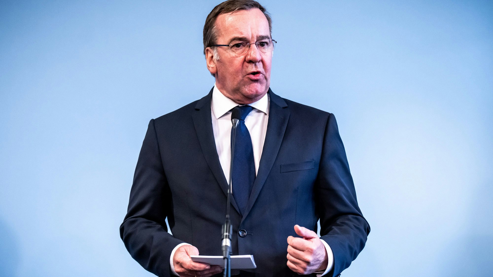 Boris Pistorius (SPD), Verteidigungsminister, nimmt an der Pressekonferenz zur Entscheidung über die künftige Struktur der Bundeswehr teil.