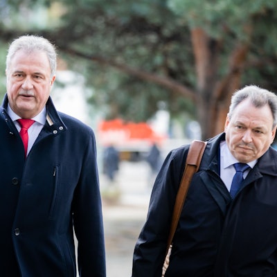 Claus Weselsky (l.), Vorsitzender der Gewerkschaft Deutscher Lokomotivführer (GDL) und sein designierter Nachfolger Mario Reiß auf dem Weg zu Tarifverhandlungen mit der Deutschen Bahn.