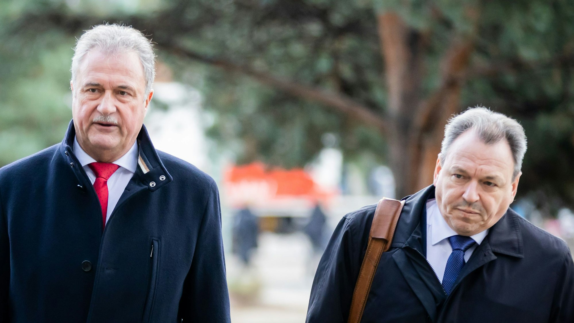 Claus Weselsky (l.), Vorsitzender der Gewerkschaft Deutscher Lokomotivführer (GDL) und sein designierter Nachfolger Mario Reiß auf dem Weg zu Tarifverhandlungen mit der Deutschen Bahn.